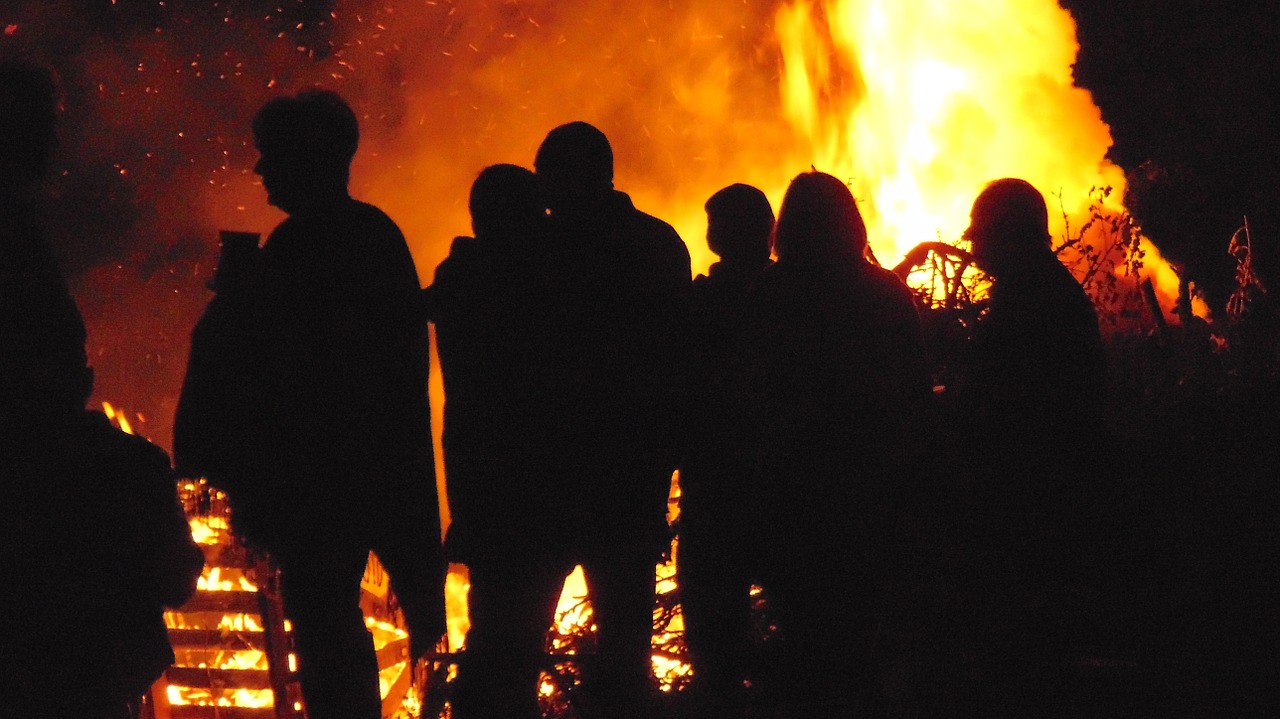 fire, bonfire, gathering-939052.jpg